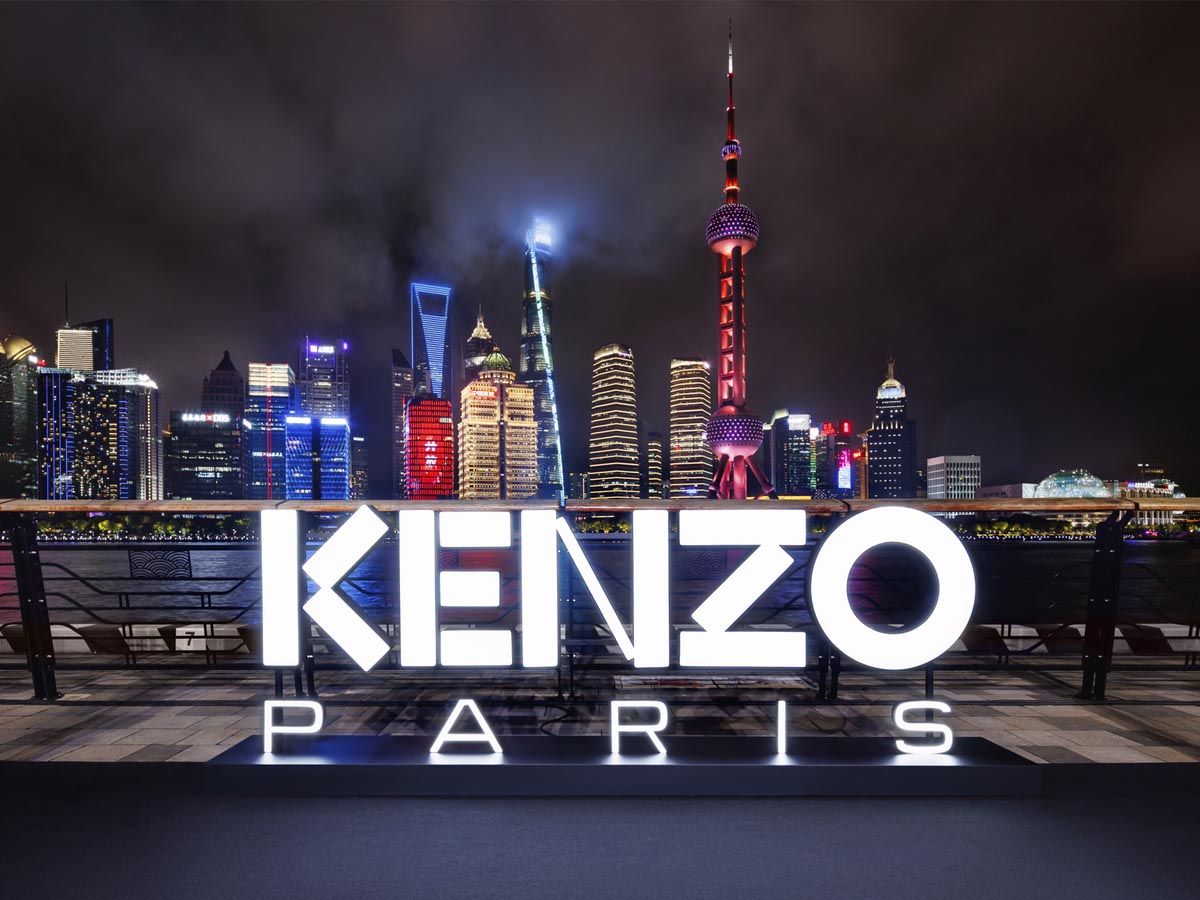 KENZO show in China that was held at the Shanghai Port International Cruise Terminal, on the Bund by the Huangpu River against the international megacity’s modern skyline. 